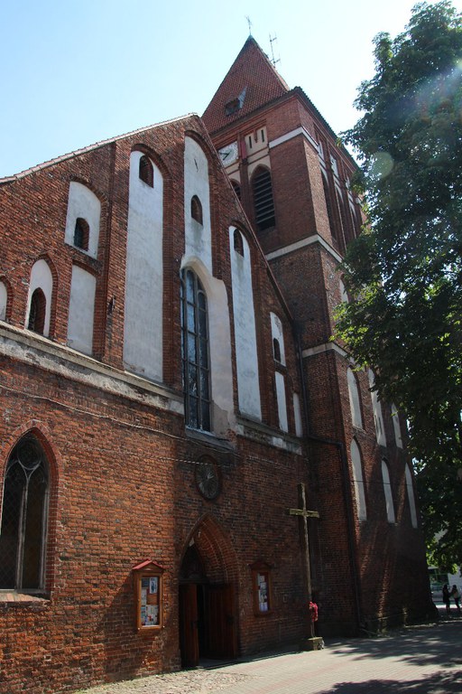 Kirche in Preußisch Holland - vorm Eingang auf Westseite