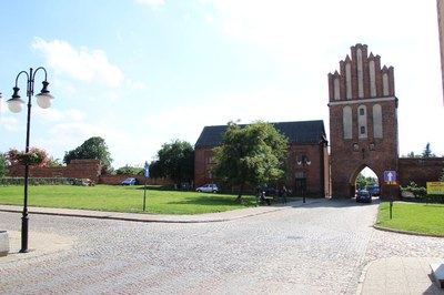 südliches Stadttor mit Stadtmauer von Preußisch Holland