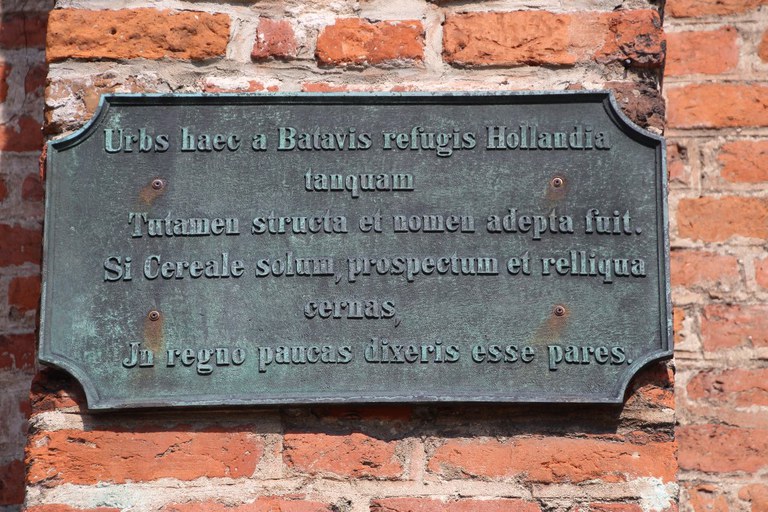 Lateinische Inschrift am Rathaus von Preußisch Holland